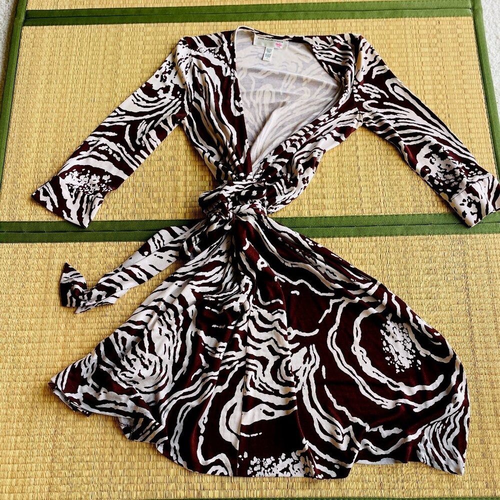 Vintage Silk Diane von Furstenberg Wrap Dress Size 6 with Unique Animal Design